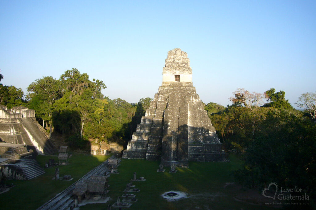 Mayské pyramidy v Tikalu